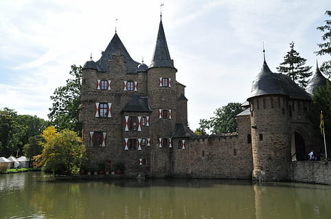 castell, eifel, arquitectura, estructura construïda, exterior de l'edifici, edifici, aigua, cel, arbre, història, davant del mar, el passat, destinacions de viatge, naturalesa, religió, planta, viatjar, torre, lloc de culte, núvol - cel, cap gent, a l'aire lliure, fletxa, canal, 4K, CC0, domini públic, lliure de regalies