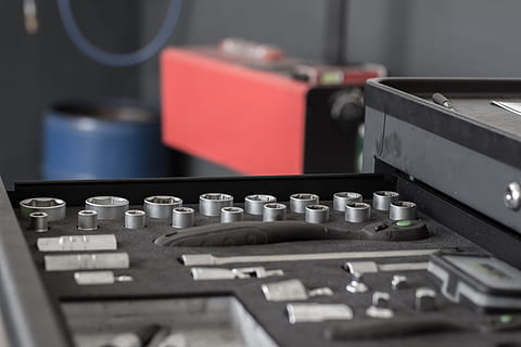eina, treballar, metall, taller, claus socket, ferro, artesans, artesania, fàbrica, tecnologia, indústria, a l'interior, vermell, fabricació, enfocament selectiu, control, primer pla, cap gent, equipament, música, panell de control, equip d’àudio, cultura i entreteniment artístic, connexió, equip de gravació de so, mesclador de so, perilla, estudi, maquinària, polsador, equipament elèctric, barreja, 8K, CC0, domini públic, lliure de regalies