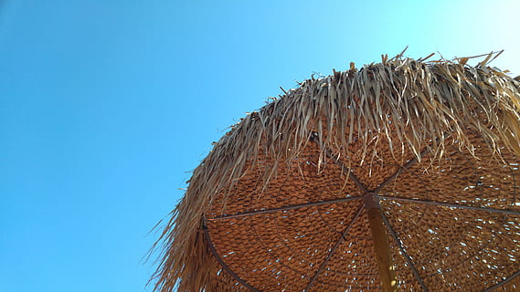 Strandparaply, strand, himmel, helligdage, kos, Grækenland, skyfri himmel, natur, lav vinkel visning, dag, stråtag, blå, ingen mennesker, tag, kopiere plads, Brun, udendørs, bygget struktur, sollys, arkitektur, tør, tæt på, hængende, træ - materiale, plante, 5K, CC0, offentligt domæne, royaltyfrie