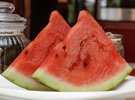 frugt, melon, vandmelon, skive, sund og rask, rød, grøn, mad, mad og drikke, sund kost, velvære, friskhed, ingen mennesker, tæt på, indendørs, saftig, stilleben, fokus på forgrunden, moden, plade, sødt mad, snack, 2K, CC0, offentligt domæne, royaltyfrie