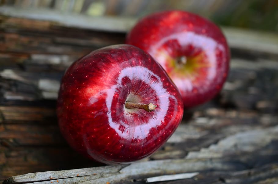 primer pla, foto, dos, vermell, pomes, poma, poma vermella, fruita, saludable, vitamines, frisch, Salut, madur, menjar, menjar i beguda, frescor, alimentació saludable, fruita de poma, cap gent, agricultura, centrar-se en primer pla, benestar, material de fusta, estil de vida saludable, orgànic, a l'aire lliure, dia, naturalesa, Magrana, natura morta, fer dieta, menjar vegetarià, 4K