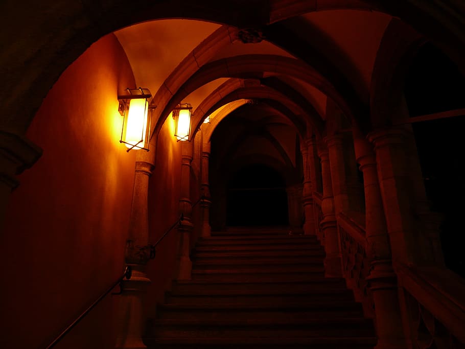 marró, escala, llums, emergència, entrada, volta, keller, trepp, arcade, arcada, passatge, fosc, llum, fantasmal, nit, il·luminació, llanterna, arquitectura, antic, romanç, romàntic, arquitectura i edificis, passadís, túnel, a l'interior, cap gent, vell, arc, llocs de viatges, horror, columna arquitectònica, il·luminat, equips d’il·luminació, estructura construïda, el camí a seguir, direcció, edifici, en fila, religió, història, creença, el passat, barana, arquejat, 2K