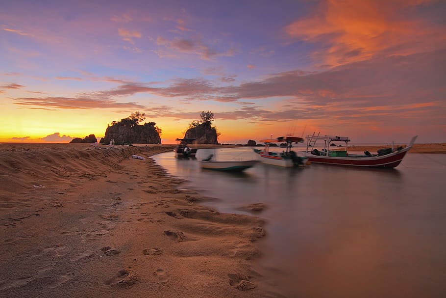 mar, alba, cel, sorra, embarcacions, calma, penya-segats, núvols, Costa, vespre, idíl·lic, illa, oceà, pacífica, escènic, paisatge marí, vora del mar, Riba, tranquil, aigua, posta de sol, vaixell nàutic, transport, manera de transport, núvol - cel, platja, escenics - natura, reflexió, color taronja, terra, bellesa a la natura, amarrat, naturalesa, escena tranquil·la, tranquil·litat, cap gent, marea baixa, iot, badia, 1080P