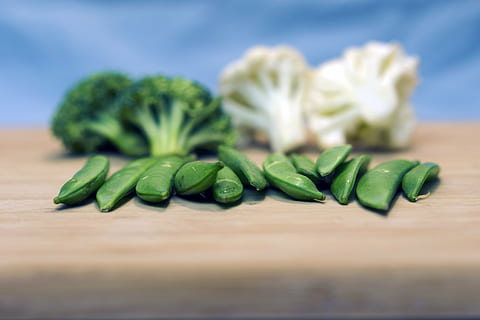 fasolki, Zielony, strunowy, warzywa, jedzenie, organiczny, brokuły, kalafior, pokarm, świeżość, zdrowy, jedzenie organiczne, produkować, odżywianie, świeży, jedzenie i picie, warzywo, zdrowe odżywianie, zielony kolor, dobre samopoczucie, studio strzał, wewnątrz, selektywne skupienie, zbliżenie, martwa natura, żadnych ludzi, deska do krojenia, surowe jedzenie, drewno - materiał, stół, skupić się na pierwszym planie, duża grupa obiektów, ziele, jedzenie wegetariańskie, posiekanych, przekąska, 5K, CC0, domena publiczna, darmowe zdjęcia
