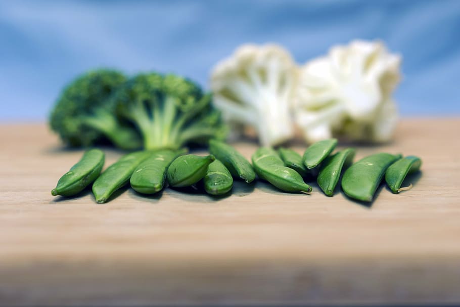 fasolki, Zielony, strunowy, warzywa, jedzenie, organiczny, brokuły, kalafior, pokarm, świeżość, zdrowy, jedzenie organiczne, produkować, odżywianie, świeży, jedzenie i picie, warzywo, zdrowe odżywianie, zielony kolor, dobre samopoczucie, studio strzał, wewnątrz, selektywne skupienie, zbliżenie, martwa natura, żadnych ludzi, deska do krojenia, surowe jedzenie, drewno - materiał, stół, skupić się na pierwszym planie, duża grupa obiektów, ziele, jedzenie wegetariańskie, posiekanych, przekąska, 5K