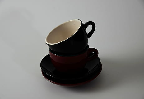 zwei, schwarz, braun, Keramik, Tassen, Tee, Tasse, Untertasse, rot, Weiß, Küche, Utensil, Getränk, keine Leute, Studioaufnahme, Essen und Trinken, drinnen, Kaffee trinken, Erfrischung, schwarze Farbe, Nahansicht, Tee - heißes Getränk, Becher, Kaffee, Geschirr, Kaffeetasse, heisses Getränk, weißer Hintergrund, Teetasse, Stillleben, alkoholfreies Getränk, 4K, CC0, gemeinfrei, lizenzfrei