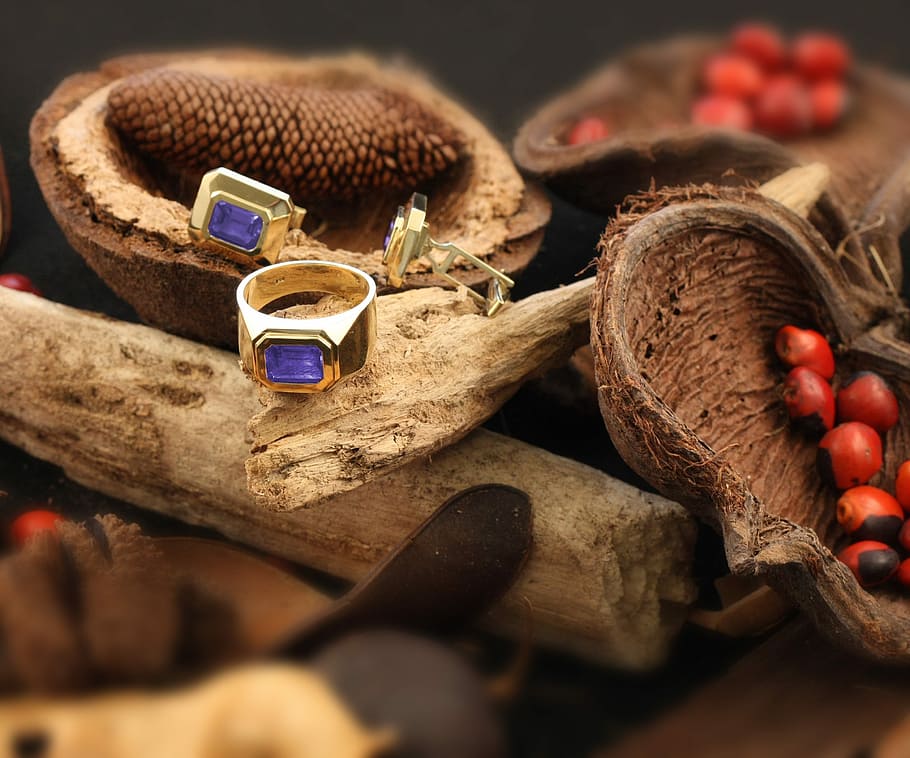 ring, lilla, guld, gul, knapning, guld, gul, ingen mennesker, indendørs, tæt på, dag, stilleben, mad og drikke, mad, stor gruppe af objekter, velvære, selektiv fokusering, beholder, friskhed, sund kost, træ - materiale, overflod, nød, Brun, natur, høj vinkel visning, jute, 2K