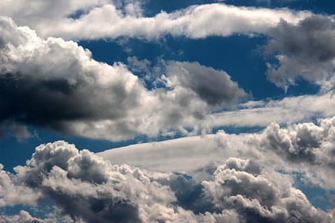 laag, hoek foto, wolken, cloudscape, hemelsblauw, hemel, blauw, zomerwolken, donkere wolken, wolken vorm, wit, cloudformation, bewolking, humeur, wolk - lucht, natuur, wind, achtergronden, atmosfeer, scenics - natuur, schoonheid in de natuur, geen mensen, milieu, dramatische hemel, pluizig, kalmte, dag, witte kleur, buitenshuis, meteorologie, vrijheid, zachtheid, klimaat, 5K, CC0, publiek domein, royaltyvrij