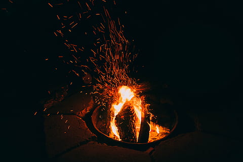 모닥불, 타고 있는, 아직도, 불, 캠프, 불길, 바위, 돌, 나무, 빛, 열 - 온도, 불꽃, 밤, 아무도, 조명, 녹은, 실내, 닫다, 하늘, 화재 - 자연 현상, 자연, 운동, 로그, 나무 재료, 캠핑, 빛나는, 주황색, 캠프 불, 장시간 노출, 장작, 옥외, 어두운, 5K, CC0, 공개 도메인, 로열티 무료