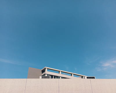 blanc, concret, edifici, clar, blau, cel, durant el dia, estructura construïda, arquitectura, exterior de l'edifici, a l'aire lliure, dia, arquitectura i edificis, cap gent, cel clar, imatge en color, modern, industria de la construcció, còpia espai, assolellat, naturalesa, absència, vista d’angle baix, llum solar, negocis, senzillesa, escàs, barana, 2K, CC0, domini públic, lliure de regalies