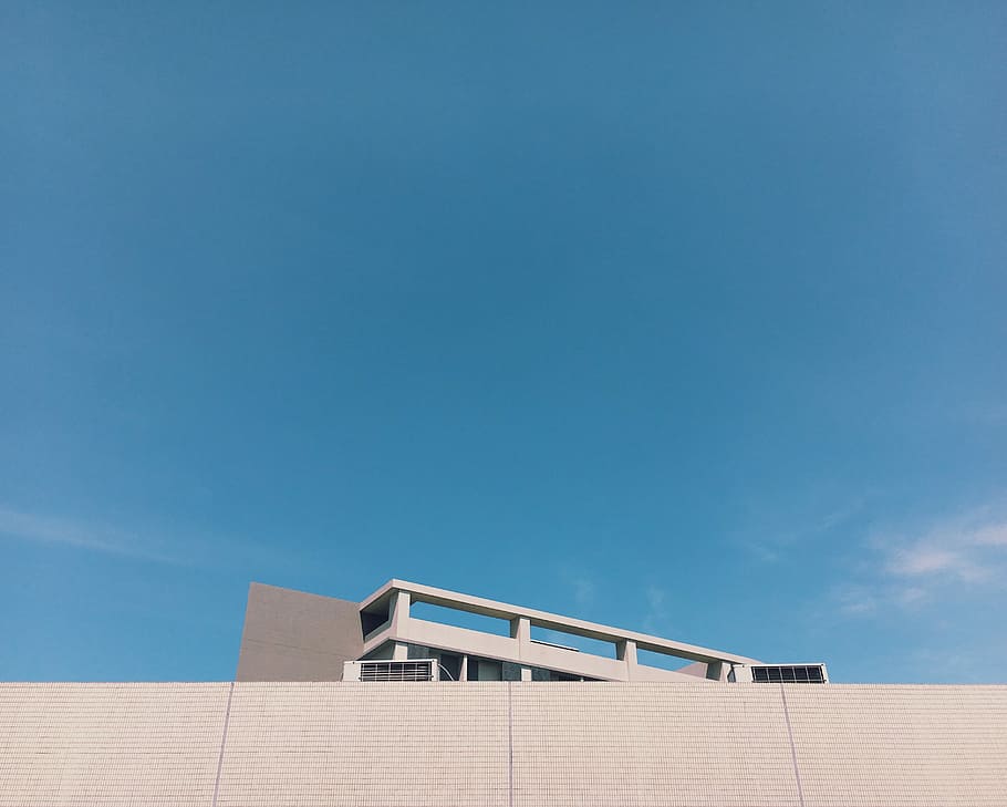 blanc, concret, edifici, clar, blau, cel, durant el dia, estructura construïda, arquitectura, exterior de l'edifici, a l'aire lliure, dia, arquitectura i edificis, cap gent, cel clar, imatge en color, modern, industria de la construcció, còpia espai, assolellat, naturalesa, absència, vista d’angle baix, llum solar, negocis, senzillesa, escàs, barana, 2K