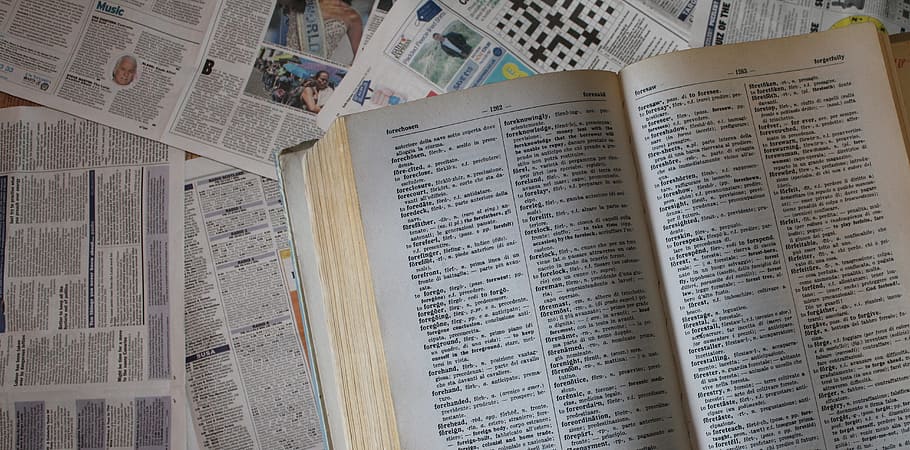 diccionari, fons, capçalera, llibre, banner, text, teló de fons, diaris, anglès, italià, pàgina, paraula impresa, informació, lectura, publicació, comunicació, paper, religió, cap gent, a l'interior, creença, obert, espiritualitat, guió occidental, literatura, primer pla, vista d’angle alt, natura morta, experiència, guió, 5K