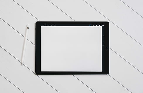 schwarz, Zeichnung, Tab, Weiß, Tabelle, eben, legen, Fotografie, ipad, leer, leeren, ipad pro, Flatlay, Platzhalter, Künstler, kreativ, Werkzeug, Holz, Apfel, Apfelstift, Bildschirm, zeichnen, Gerät, kopieren sie platz, Design Raum, Technologie, Kommunikation, kabellose Technologie, Verbindung, weiße Farbe, Gerätebildschirm, keine Leute, digitale Tablette, die Architektur, schwarze Farbe, tragbares Informationsgerät, drinnen, modern, Berührungsempfindlicher Bildschirm, Computer, Computerbildschirm, Smartphone, Fliesenboden, 2K, CC0, gemeinfrei, lizenzfrei