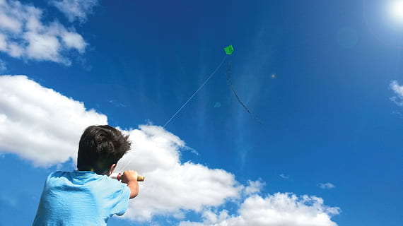 Sol, pipa, criança, nuvem - céu, céu, azul, uma pessoa, Tiros na Cabeça, visão traseira, natureza, papagaio - brinquedo, atividade de lazer, vôo, infância, visão de baixo ângulo, homens, dia, machos, roupa casual, Rapazes, descendência, cintura para cima, ao ar livre, liberdade, inocência, 1080P, CC0, domínio público, royalty free