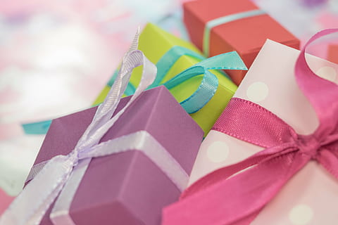 schließen, Foto, mehrere, Geschenkbox, Geschenk, gemacht, Paket, Schleife, Paketschleife, Weihnachten, Weihnachtsdekoration, geben, Advent, verpackt, Geschenkverpackung, Überraschung, Geschenke, Muttertag, Kindergeburtstag, Geburtstag, Dekoration, Freude, bunt, Farbe, Feier, Kasten - Behälter, Band, Urlaub, Bogen, Band - Nähartikel, gebundener Bogen, mehrfarbig, Box, Nahansicht, Papier-, Geburtstagsgeschenk, keine Leute, drinnen, Studioaufnahme, Stillleben, Jahrestag, Geschenkpapier, Valentinstag - Urlaub, jährliche Veranstaltung, 4K, CC0, gemeinfrei, lizenzfrei