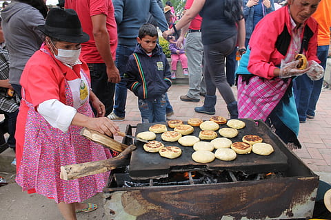 korn, kokk, kjøkken, colombia, mat, lapskaus, typisk, spiselig, salg, kulturer, mennesker, matlaging, mat og Drikke, ekte folk, gruppe med folk, menn, marked, dag, kvinner, markedet stall, tilfeldige mennesker, friskhet, by, detaljhandel, voksen, tre kvart lengde, gruppe, utendørs, brød, stående, lage mat, gatemat, 1080P, CC0, offentlig domene, opphavsrett gratis