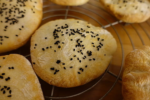 pane piatto, pane, cumino nero, cibo, infornare, al forno, selberbacken, pane cotto, cibo e bevande, freschezza, avvicinamento, benessere, pronto a mangiare, in casa, nessuno, natura morta, vista dall'alto, mangiare sano, tavolo, gruppo di oggetti, concentrarsi sulle conoscenze acquisite, cibo dolce, indulgenza, gruppo medio di oggetti, memorizzare, spuntino, tentazione, dieta, 5K, CC0, dominio pubblico, privo di copyright