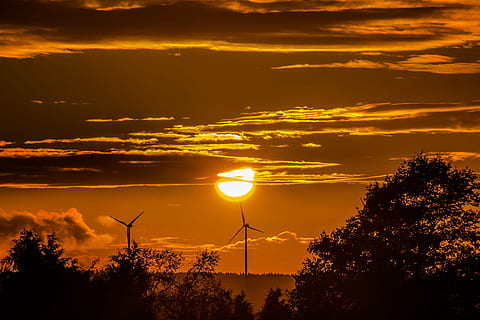 dwa, turbiny wiatrowe, chmury, złoty, fotografia godzinowa, zachód słońca, słońce, windräder, las, drzewa, Wieczorne niebo, wieczorne słońce, wieczór, niebo, horyzont, Pomarańczowy, Natura, gra kolorów, abendstimmung, cichy, reszta, Energia wiatrowa, moc wiatru, energia odnawialna, przyjazny dla środowiska, turbina wiatrowa, zintegrowane z naturą, tworzenie się mgły, wytwarzanie paliwa i energii, alternatywna energia, ochrona środowiska, sylwetka, chmura - niebo, drzewo, turbina, środowisko, kolor pomarańczowy, piękno natury, światło słoneczne, scenics - natura, spokojna scena, żadnych ludzi, na dworze, zrównoważone zasoby, Elektryczność, wiatr, 4K, CC0, domena publiczna, darmowe zdjęcia