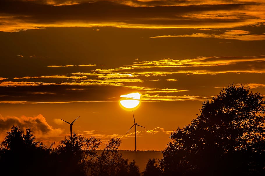 dos, turbines de molí de vent, núvols, daurat, fotografia horària, posta de sol, sol, windräder, bosc, arbres, cel de la nit, sol de tarda, tarda, cel, horitzó, taronja, naturalesa, joc de colors, abendstimmung, silenciós, descans, energia eòlica, energia renovable, respectuós amb el medi ambient, aerogenerador, integrat al natural, formació de boira, generació de combustible i energia, energia alternativa, conservació del medi ambient, silueta, núvol - cel, arbre, turbina, medi ambient, color taronja, bellesa a la natura, llum solar, escenics - natura, escena tranquil·la, cap gent, a l'aire lliure, recursos sostenibles, electricitat, vent, 4K