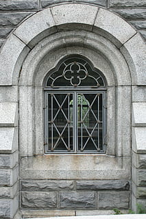 Fenster, Stein, die Architektur, Schloss, Mauerwerk, Gebäude, Steinbogen, halbrundes Fenster, Tür, Eingang, Gebäudehülle, Fassade, alt, gebaute Struktur, Bogen, Tag, keine Leute, geschlossen, draußen, Wandbau - Funktion, Wand, Muster, Haus, Sicherheit, Schutz, Backstein, Ziegelwand, gewölbt, Fensterrahmen, 2K, CC0, gemeinfrei, lizenzfrei
