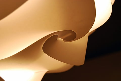 lampe, belysning, lys, design, dekoration, belyst, moderne, indre, dekorative, indretning, stil, kurve, tæt på, ingen mennesker, indendørs, skygge, lys - naturligt fænomen, enkelt objekt, studio skud, form, mad og drikke, belysningsudstyr, glødende, musik, forretning, virksomhedernes forretning, farvet baggrund, udstyr, elektrisk lampe, lysstyrke, 4K, CC0, offentligt domæne, royaltyfrie
