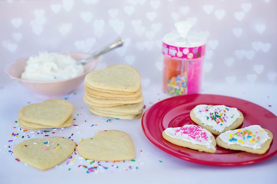 Foto, pandekage, sprinklere, cookie bagning, cookie dekoration, bagning, småkager, valentines, hjertekager, mad, pynter op, sød, ferie, dekoration, dessert, traditionel, hjemmelavet, køkken, kiks, Valentins Dag, lyserød, indendørs, pastelfarvet, lyserød farve, plade, cupcake, mad og drikke, ingen mennesker, sødt mad, multi farvet, overbærenhed, klar til at spise, bagt, friskhed, tæt på, bord, drysser, stilleben, spise redskaber, ske, fristelse, snack, morgenmad, blomstermønster, 5K