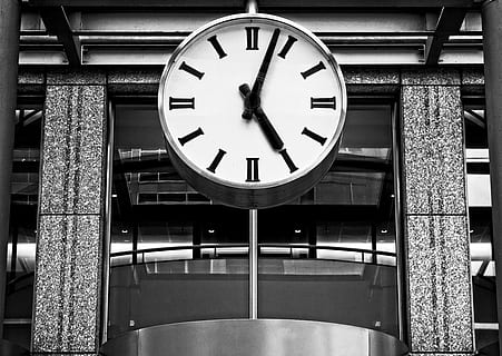 klokke, tid, time, urskive, slå, hånd, minuttviseren, timeviser, stor klokke, ingen folk, arkitektur, bygget struktur, Nummer, sirkel, geometrisk form, innendørs, form, bygning, nøyaktighet, belyst, dag, lav vinkel visning, tidsinstrument, arkitektonisk kolonne, veggur, 4K, CC0, offentlig domene, opphavsrett gratis