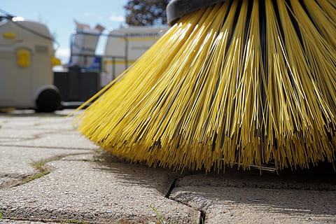 photographie rapprochée, jaune, brosse de sol, balayeuse, brosse périodique, revenir, nettoyer, balai, sale, balai poussoir, propreté, rafraîchir, brosse, semaine périodique, Pâtes, nourriture italienne, se concentrer sur le premier plan, personne, spaghetti, nettoyage, fermer, journée, industrie, ville, transport, en plein air, rue, travail, la nature, affaires, hygiène, Nourriture et boisson, 5K, CC0, domaine public, libre de droits