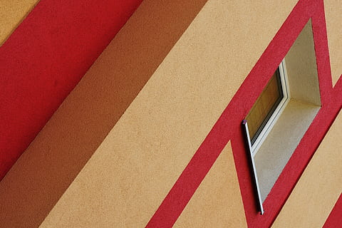 rot, braun, Wandfarbe, die Architektur, Fenster, abstrakt, Winkel, Farbe, Gebäude, Außen, modern, Stein, Stadt, städtisch, Deutschland, Nürnberg, Fassade, gebaute Struktur, keine Leute, Hintergründe, gestalten, Muster, Vollbild, Design, Nahansicht, High Angle View, Wandbau - Funktion, Wand, Tag, drinnen, mehrfarbig, Geometrische Figur, texturiert, 5K, CC0, gemeinfrei, lizenzfrei