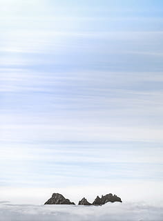 silhouette, nell'entroterra, blu, cielo, giorno, altitudine, nuvole, nuvoloso, luce del giorno, nebbioso, alto, paesaggio, picco di montagna, montagne, natura, all'aperto, rocce, panoramico, vertice, scenics - natura, bellezza nella natura, scena tranquilla, la tranquillità, nuvola - cielo, mare, nessuno, lungomare, scena non urbana, roccia, acqua, montagna, idilliaco, terra, roccia - oggetto, 4K, CC0, dominio pubblico, privo di copyright