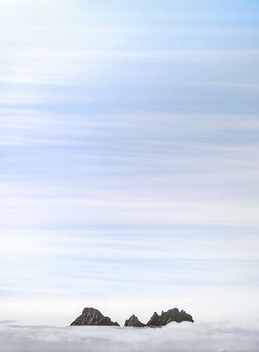 silhouette, nell'entroterra, blu, cielo, giorno, altitudine, nuvole, nuvoloso, luce del giorno, nebbioso, alto, paesaggio, picco di montagna, montagne, natura, all'aperto, rocce, panoramico, vertice, scenics - natura, bellezza nella natura, scena tranquilla, la tranquillità, nuvola - cielo, mare, nessuno, lungomare, scena non urbana, roccia, acqua, montagna, idilliaco, terra, roccia - oggetto, 4K