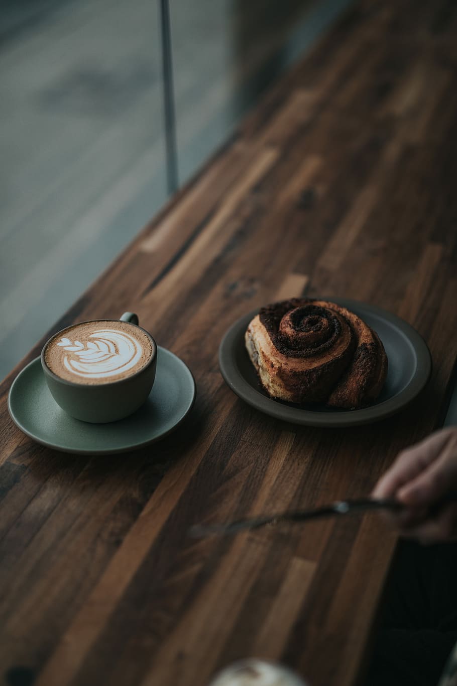 pane, latte macchiato, piattini, laminato, il giro, nero, piatto, accanto, tazza di tè, pieno, caffè, grigio, ceramica, piattino, negozio, tavolo, caffè espresso, cibo e bevande, cibo, freschezza, legno - materiale, in casa, cibo dolce, mano umana, mano, indulgenza, tentazione, al forno, una persona, parte del corpo umano, bere, vista dall'alto, dolce, caffè - bevanda, dito, 5K