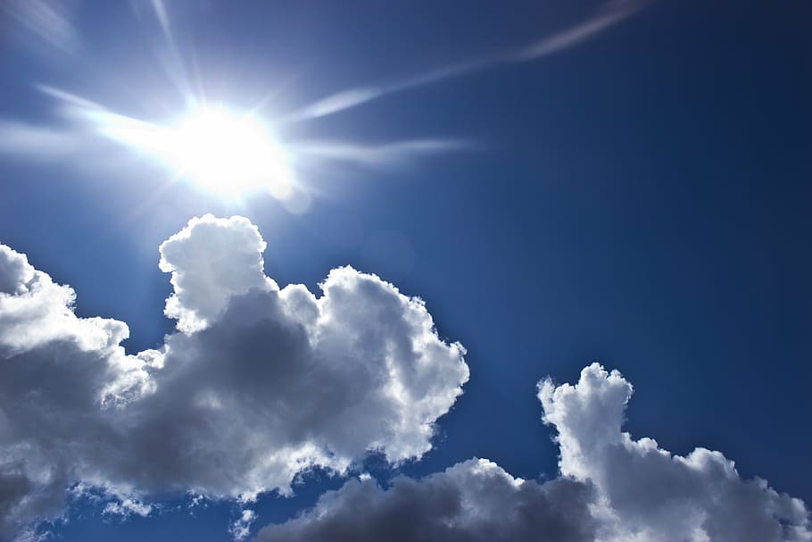 blanc, núvols, blau, cel, hora del dia, sol, naturalesa, estiu, temps, llum solar, sortida del sol, llum, assolellat, bonic, dia, color, bellesa, alt, fons, a l'aire lliure, núvol - cel, llum - fenomen natural, espai, cloudscape, aire, bellesa a la natura, atmosfera, raig de sol, idíl·lic, vent, medi ambient, esponjós, cel dramàtic, Color blanc, color vibrant, brillant, cap gent, llibertat, lluminós, meteorologia, netejar, clima, resum, 5K
