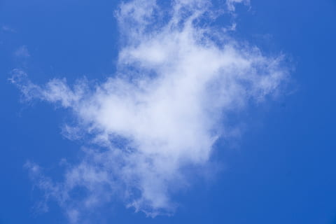 Sky, blå, sommer, skyer, hvid, landskab, natur, hvide skyer, himmel, baggrund, sammensætning, plads, utrolig, tapet, mønster, abstrakt, udendørs, det er i luften, forår, dag, miljømæssige, smuk, struktur, atmosfære, fred, sæson, store, høj, luft, detalje, farve, morgen, sky - himmel, scenics - natur, skønhed i naturen, lav vinkel visning, ro, ingen mennesker, hvid farve, rolig scene, baggrunde, cloudscape, vind, miljø, tjavsede, meteorologi, ren, 5K, CC0, offentligt domæne, royaltyfrie