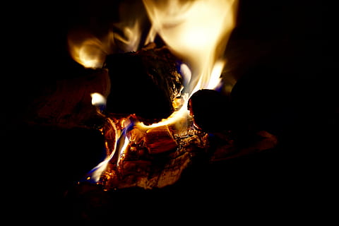 foc, flama, llar de foc, més lleuger, fusta, marca, foc de fusta, cremar, tancar, càlid, calor, cremant, calor - temperatura, foc - fenomen natural, naturalesa, registre, primer pla, a l'interior, material de fusta, cap gent, moviment, matchstick, brillant, fons negre, llenya, tir de l'estudi, fosc, color taronja, foguera, infern, 5K, CC0, domini públic, lliure de regalies