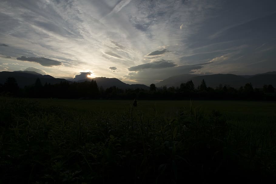 sol, tarda, posta de sol, cel, abendstimmung, paisatge, cel de la nit, llum de la nit, Sol ponent, llum de fons, vespre, raig de sol, humor, villach, naturalesa, agricultura, bellesa a la natura, tranquil·litat, escena tranquil·la, escenics - natura, camp, planta, núvol - cel, medi ambient, terra, creixement, escena rural, arbre, idíl·lic, muntanya, escena no urbana, cap gent, a l'aire lliure, 5K