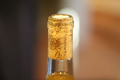 kurk, wijnfles, wijn, fles, alcohol, drinkglas, kurk - stop, eten en drinken, binnenshuis, verfrissing, houder, drinken, studio opname, rijkdom, geen mensen, detailopname, goudkleurig, glas, wijn kurk, enkel object, gekleurde achtergrond, luxe, bedrijf, Oudjaarsavond, 4K, CC0, publiek domein, royaltyvrij
