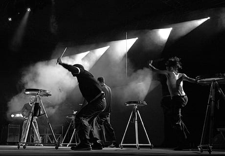 foto em tons de cinza, banda de musica, palco, em tons de cinza, foto, no palco, bateria, desempenho, Holofote, música, show, musical, instrumento, festival, banda, leve, fumaça, percussão, noite, exposição, evento, cena, silhueta, Preto e branco, pessoas, Artes e Entretenimento, palco - espaço de performance, cultura artística e entretenimento, excitação, apenas adultos, parte do corpo humano, equipamento de iluminação, pessoas reais, gozo, vida noturna, homens, artista, dispositivo de entrada, iluminado, ocupação, dentro de casa, luz - fenômeno natural, grupo de pessoas, de pé, habilidade, músico, luz do palco, ocupação de entretenimento, concerto de música popular, musica rock, Festival de Música, 1080P, CC0, domínio público, royalty free