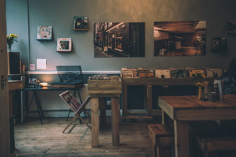 Brun, træ-, spisebord, inde, værelse, bord, fyldt op, vinyl records, lp, jord, arbejde, element, træ, sæde, møbel, indendørs, træ - materiale, stol, ingen mennesker, fravær, billedramme, ramme, hylde, skrivebord, stor gruppe af objekter, dag, arrangement, gulve, hjemlige liv, mad og drikke, hjem interiør, elektrisk lampe, 5K, CC0, offentligt domæne, royaltyfrie