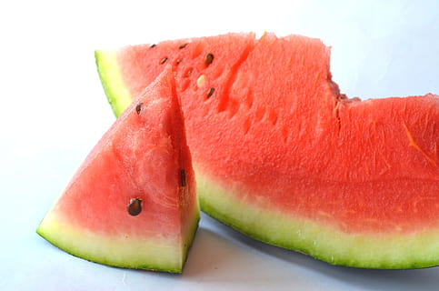 skiver vannmelon frukt, vannmelon, melon, kutte opp, skjære, utsikt, frukt, rød, søt, mat, sommer, saftig, kosthold, dessert, moden, forfriskning, ernæring, organisk, spise sunt, mat og Drikke, friskhet, velvære, nærbilde, studio skudd, innendørs, hvit bakgrunn, ingen folk, skjære ut, frø, spist, opphakket, matbit, 4K, CC0, offentlig domene, opphavsrett gratis