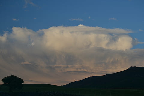 storm moln, himmel, molnig, storm, moln, väder, mulen, regnmoln, natur, moln - himmel, scenics - natur, skönhet i naturen, lugn plats, lugn, berg, solnedgång, landskap, miljö, icke-urbana scenen, inget folk, silhuett, idyllisk, landa, träd, utomhus, växt, avlägsen, 4K, CC0, offentligt domän, royaltyfria
