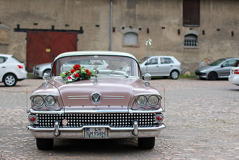klassisch, Rosa, Fahrzeug, geparkt, braun, gemauertes Gebäude, tagsüber, Oldtimer, Buick, amerikanisch, Automobil, Auto, alt, retro, altes Auto, Auto Alter, Wagen, Nostalgie, Vereinigte Staaten von Amerika, rot, Oldtimer-Handy, historisch, altmodisch, Retro-Stil, Transport, Landfahrzeug, Straße, Antiquität, Geschichte, Chrom, Kraftfahrzeug, Transportmittel, die Architektur, Blume, blühende Pflanze, Stadt, Veranstaltung, Feier, Reise, Hochzeit, Fahren, stationär, Strauß, Luxus, Blumenschmuck, 4K, CC0, gemeinfrei, lizenzfrei