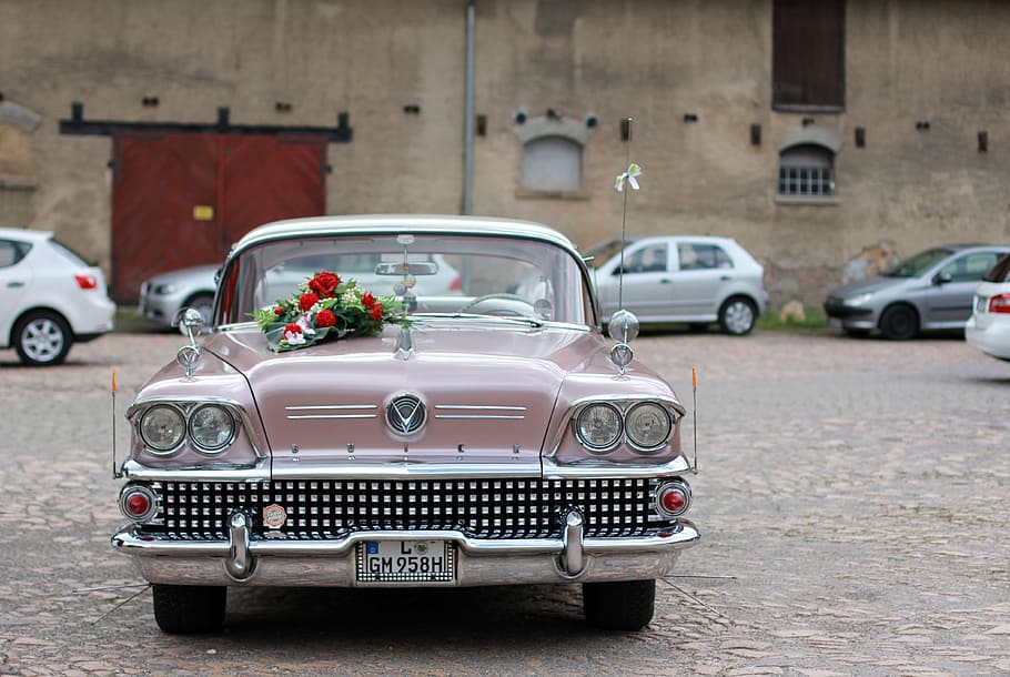 clàssic, rosa, vehicle, aparcat, marró, edifici de maó, durant el dia, oldtimer, buick, americà, automoció, automàtic, vell, retro, cotxe antic, edat del cotxe, atreviu-vos, nostàlgia, EUA, vermell, mòbil d’auto vintage, històricament, cotxe, passat de moda, estil retro, transport, vehicle terrestre, carrer, antiguitat, història, crom, automòbil, manera de transport, arquitectura, cotxe d'època, flor, planta amb flors, ciutat, esdeveniment, celebració, viatjar, casament, conduir, estacionari, bouquet, luxe, arranjament floral, 4K