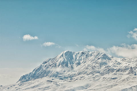 neu, cobert, muntanya, durant el dia, muntanya alta, núvol, cel, cim, cresta, paisatge, naturalesa, vall, turó, hivern, vista, viatjar, Alps europeus, cim de muntanya, a l'aire lliure, escenics, blau, gel, temperatura de fred, núvol - cel, escenics - natura, bellesa a la natura, muntanya nevada, Serra, medi ambient, Color blanc, escena tranquil·la, tranquil·litat, dia, idíl·lic, cap gent, 5K, CC0, domini públic, lliure de regalies