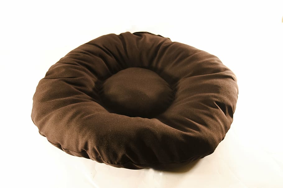 coixí, bronze, material, tallar, tir de l'estudi, fons blanc, a l'interior, mà, emoció, sol objecte, marró, mà humana, gent, directament a sobre, relaxació, homes, emoció negativa, part del cos humà, forma, color negre, plegat, temptació, depressió - tristesa, 4K