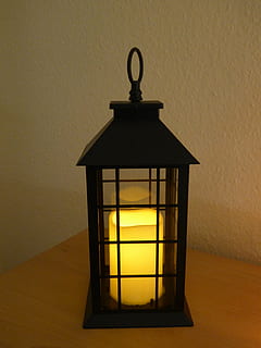 lanterna, illuminazione, luce, lampada, notte, attrezzatura per l'illuminazione, illuminato, caratteristica della parete, in casa, lampada elettrica, nessuno, architettura, raggiante, tavolo, elettricità, luce elettrica, struttura costruita, paralume, singolo oggetto, natura morta, parete, ombra, 4K, CC0, dominio pubblico, privo di copyright