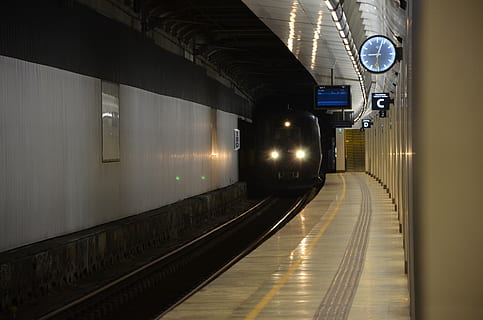 vlak, vlakové nádraží, sm, plošina, železniční dopravy, svítí, přeprava, veřejná doprava, způsob dopravy, architektura, osvětlovací zařízení, nástupiště železniční stanice, dráha, vlak - vozidlo, vlak metra, železniční trať, metro, nikdo, cestovat, pohyb, stanice, čekání, příjezd, 4K, CC0, veřejná doména, bez autorských práv