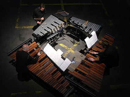 percussão, quarteto, arcoop, visão de alto ângulo, música, noite, instrumento musical, desempenho, apenas adultos, cultura artística e entretenimento, dentro de casa, tecnologia, músico, equipamento de audio, uma pessoa, artista, comprimento total, homens, de pé, criatividade, ocupação, equipamento de gravação de som, Mixador de som, habilidade, 2K, CC0, domínio público, royalty free