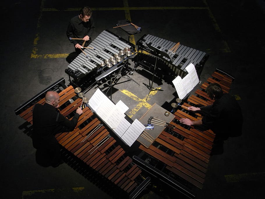 percussió, quartet, arcoop, vista d’angle alt, música, nit, instrument musical, rendiment, només adults, cultura i entreteniment artístic, a l'interior, tecnologia, músic, equip d’àudio, una persona, artista, longitud completa, homes, de peu, creativitat, ocupació, equip de gravació de so, mesclador de so, habilitat, 2K