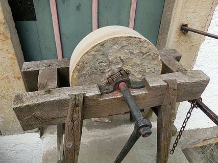Medioevo, macina di pietra, strumento, laboratorio, lavoro, forbici smerigliatrice, mestiere, Schaumburg, metallo, legno - materiale, giorno, nessuno, architettura, arrugginito, vista dall'alto, struttura costruita, all'aperto, avvicinamento, vecchio, macchinario, attrezzatura, industria, concentrarsi sulle conoscenze acquisite, protezione, solido, 4K, CC0, dominio pubblico, privo di copyright